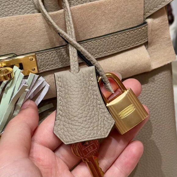 Classic Hermes Bag: A Stylish and Versatile Choice for Elegance - Picture 4 of 6